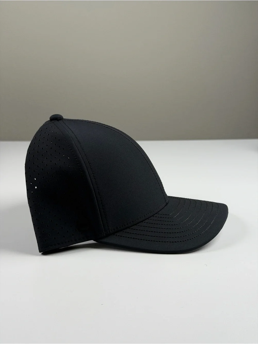 Melin A-Game Icon Hydro Performance Snapback Hat in Black / Gum, Classic